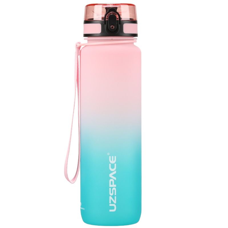 Eine Sporttrinkflasche mit einem Farbverlauf von Pink zu Tuerkis, ausgestattet mit einem Trageband und einem Klappdeckel. Auf der Flasche ist das Markenlogo "UZSPACE" sichtbar.