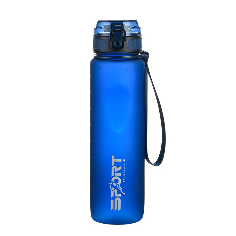 Eine leuchtend blaue Sporttrinkflasche mit 'SPORT' Logo, Deckel mit Trinkoeffnung und integriertem Tragegriff, Kapazitaet Markierungen an der Seite.