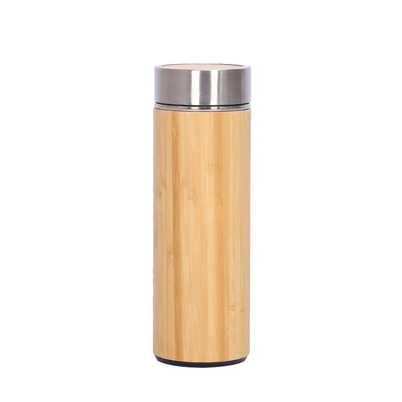 Das Bild zeigt eine Thermosflasche mit einer aeußeren Bambusverkleidung und einem Edelstahldeckel auf einem weißen Hintergrund.