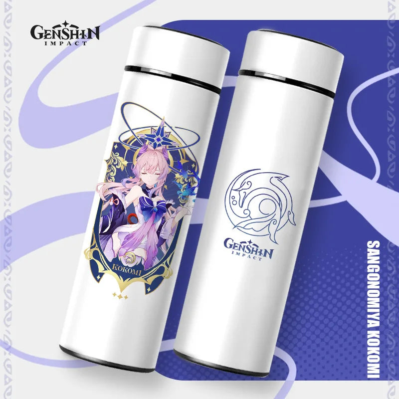 Zwei weiße Thermosflaschen mit schwarzem Deckel, die linke zeigt einen illustrierten Charakter namens "KOKOMI" aus "Genshin Impact", die rechte hat ein aufgedrucktes Logo des Spiels, beides vor einem blauen, grafisch gestalteten Hintergrund.