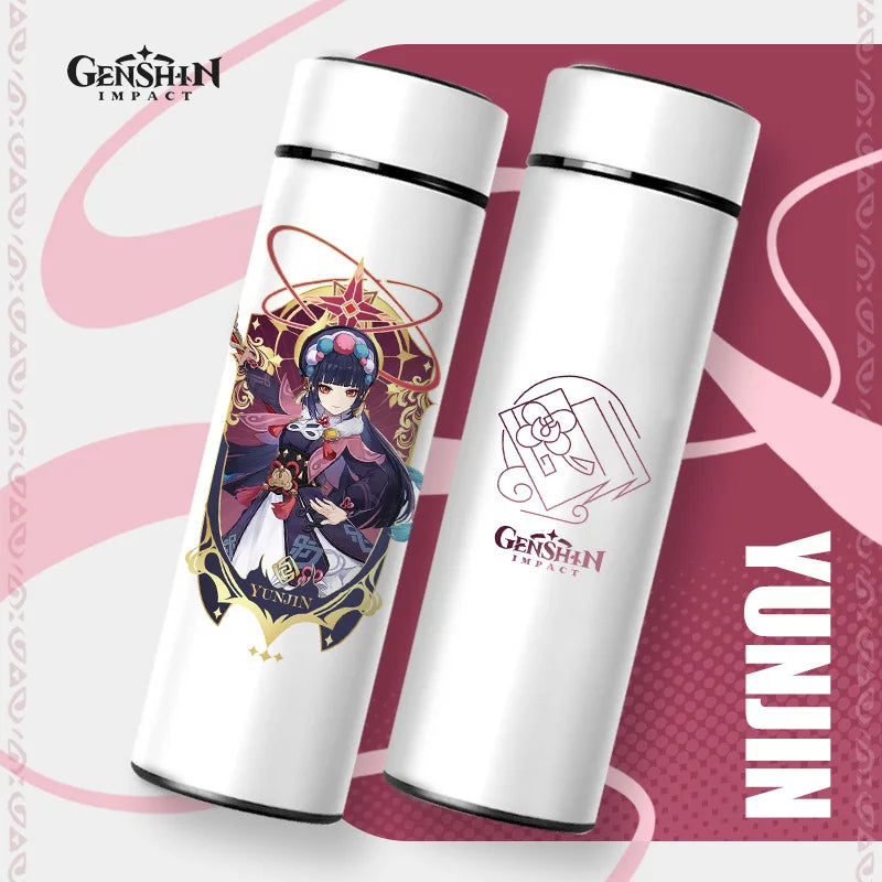 Zwei Thermosflaschen mit schwarzem Deckel vor einem rosa Hintergrund. Die linke Flasche zeigt eine Illustration eines "Genshin Impact" Charakters namens "YUN JIN", die rechte ist mit dem Logo des Spiels bedruckt.