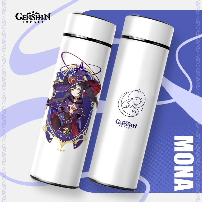 Zwei Thermosflaschen mit schwarzem Deckel vor einem blauen Hintergrund mit Wellenmuster. Die linke Flasche zeigt eine Illustration eines "Genshin Impact" Charakters namens "MONA", die rechte ist mit dem Logo des Spiels bedruckt.