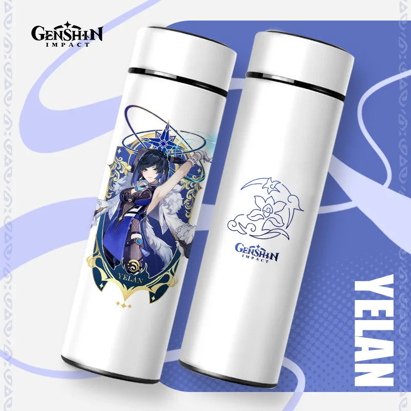 Zwei weiße Thermosflaschen mit schwarzem Deckel vor einem blauen Hintergrund mit Wellenmuster. Die linke Flasche zeigt eine Illustration eines "Genshin Impact" Charakters namens "YELAN", die rechte ist mit dem Logo des Spiels bedruckt.