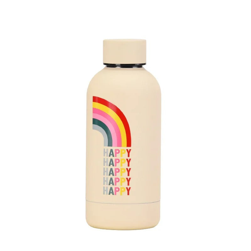 Eine beige Thermosflasche fuer Kinder mit einem Regenbogen-Design und der mehrfach wiederholten Aufschrift "HAPPY".