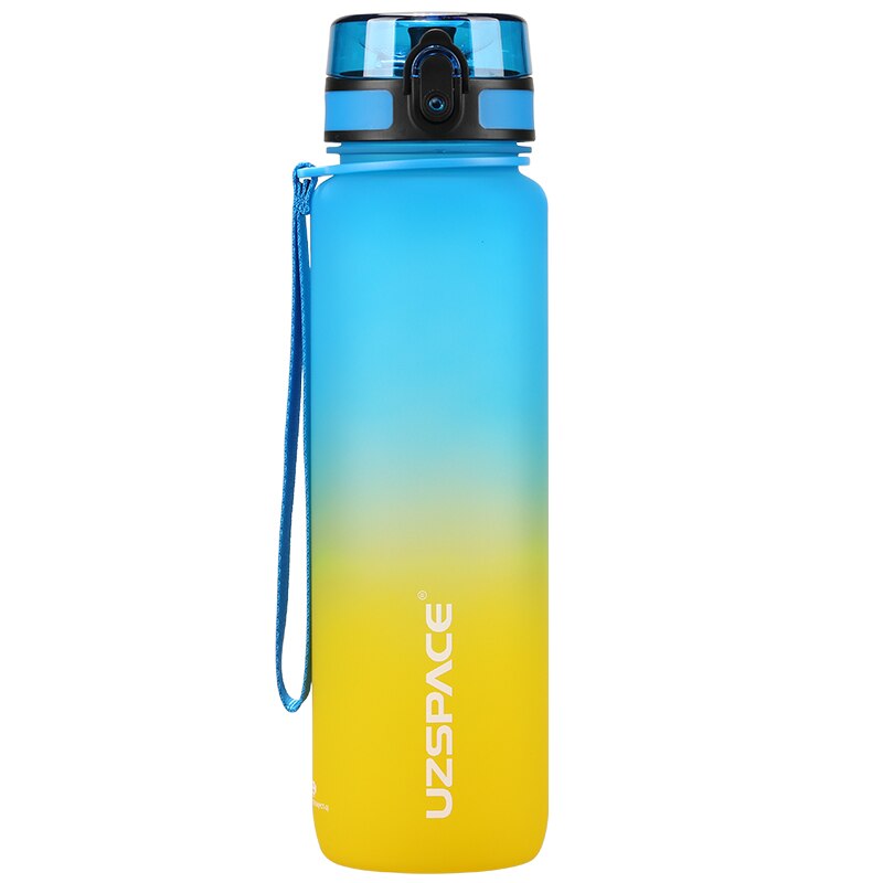 Eine Sporttrinkflasche mit einem Farbverlauf von blau zu gelb, ausgestattet mit einem Trageband und einem Klappdeckel. Auf der Flasche ist das Markenlogo "UZSPACE" sichtbar.