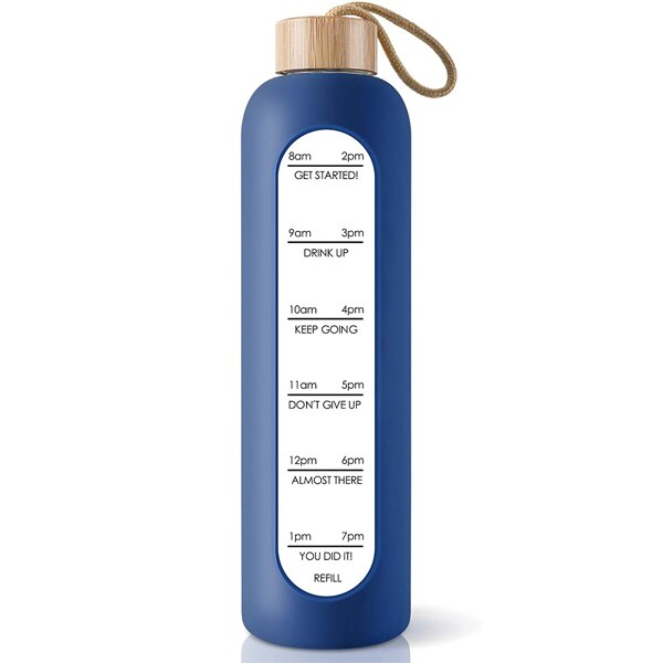 Eine blaue Glastrinkflasche mit Zeitmarkierungen und einem Bambusdeckel, versehen mit einem Jute-Trageband.