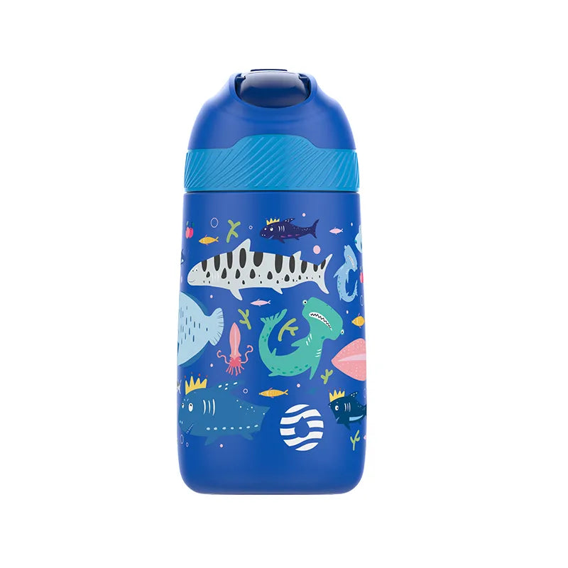 Eine blaue Kinder-Thermosflasche mit Meeresmotiven, darunter verschiedene Fische und Meereslebewesen.