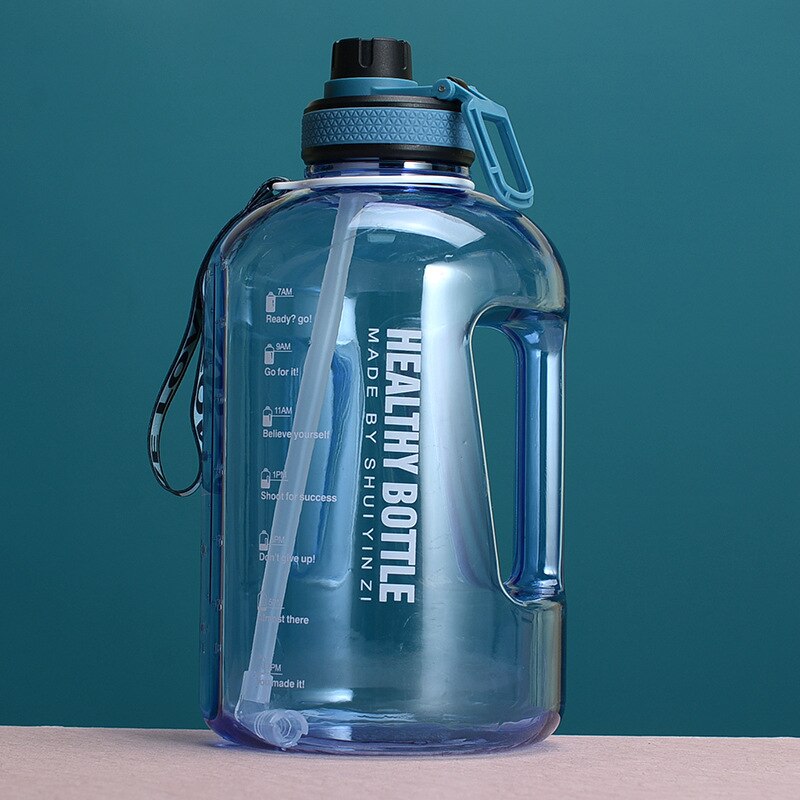 Transparente Trinkflasche mit einem Fassungsvermoegen von 3 Litern und einer blaufarbenen Kappe, versehen mit einem Tragegriff und Zeitmarkierungen zur Erinnerung an die Fluessigkeitsaufnahme.