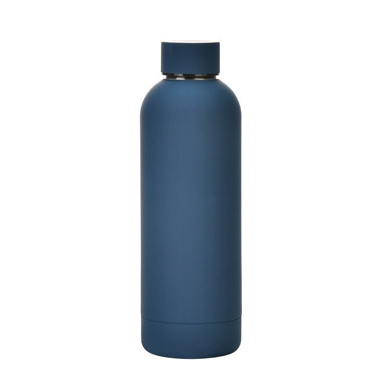 Eine blaue doppelwandige Thermosflasche mit einem Deckel.