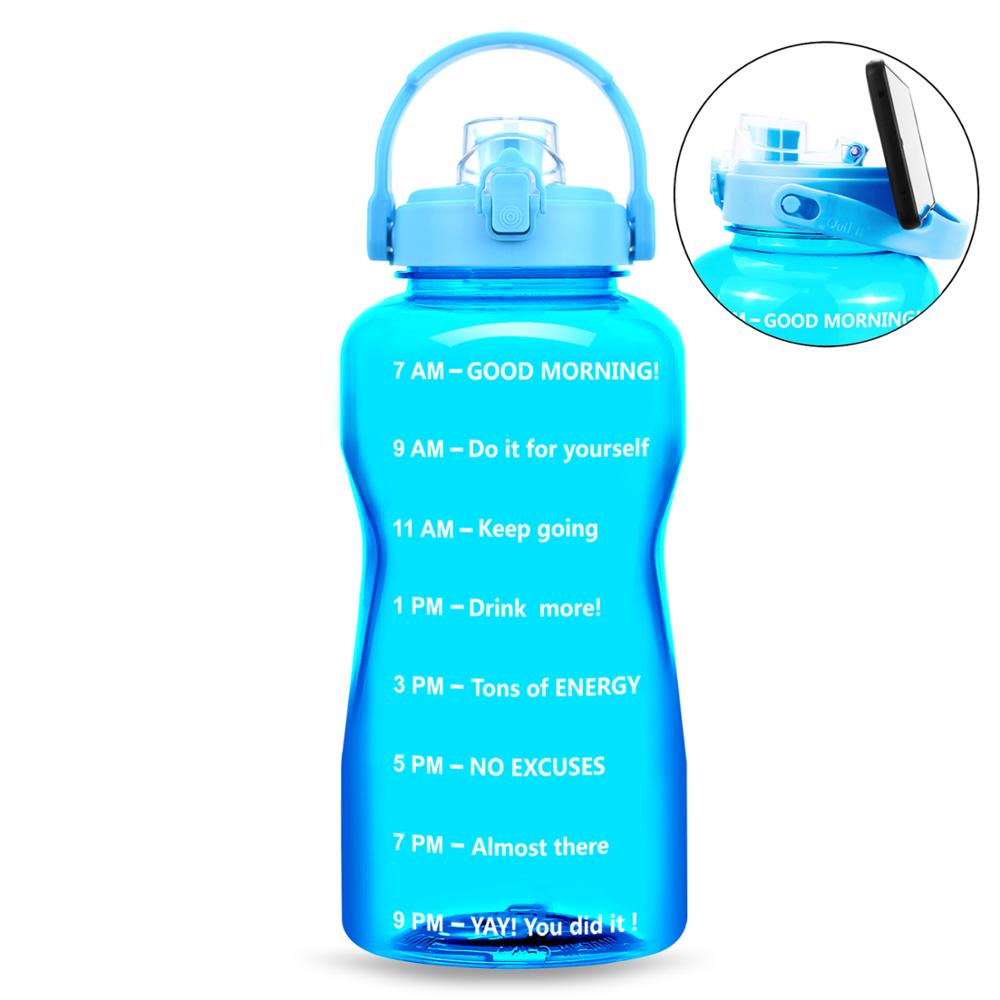 Eine blaue Sporttrinkflasche mit Zeitmarkierungen und motivierenden Nachrichten fuer jede Stunde, sowie eine Nahaufnahme des Deckels, der einen integrierten Smartphonehalter aufweist.