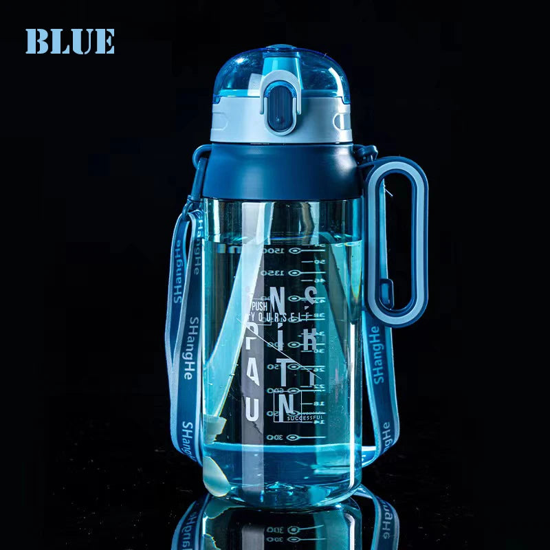 Eine durchsichtige blaue Sport-Trinkflasche mit einem blauen Deckel und Tragegriff sowie einem eingezeichneten Strohhalm und motivierenden Markierungen.