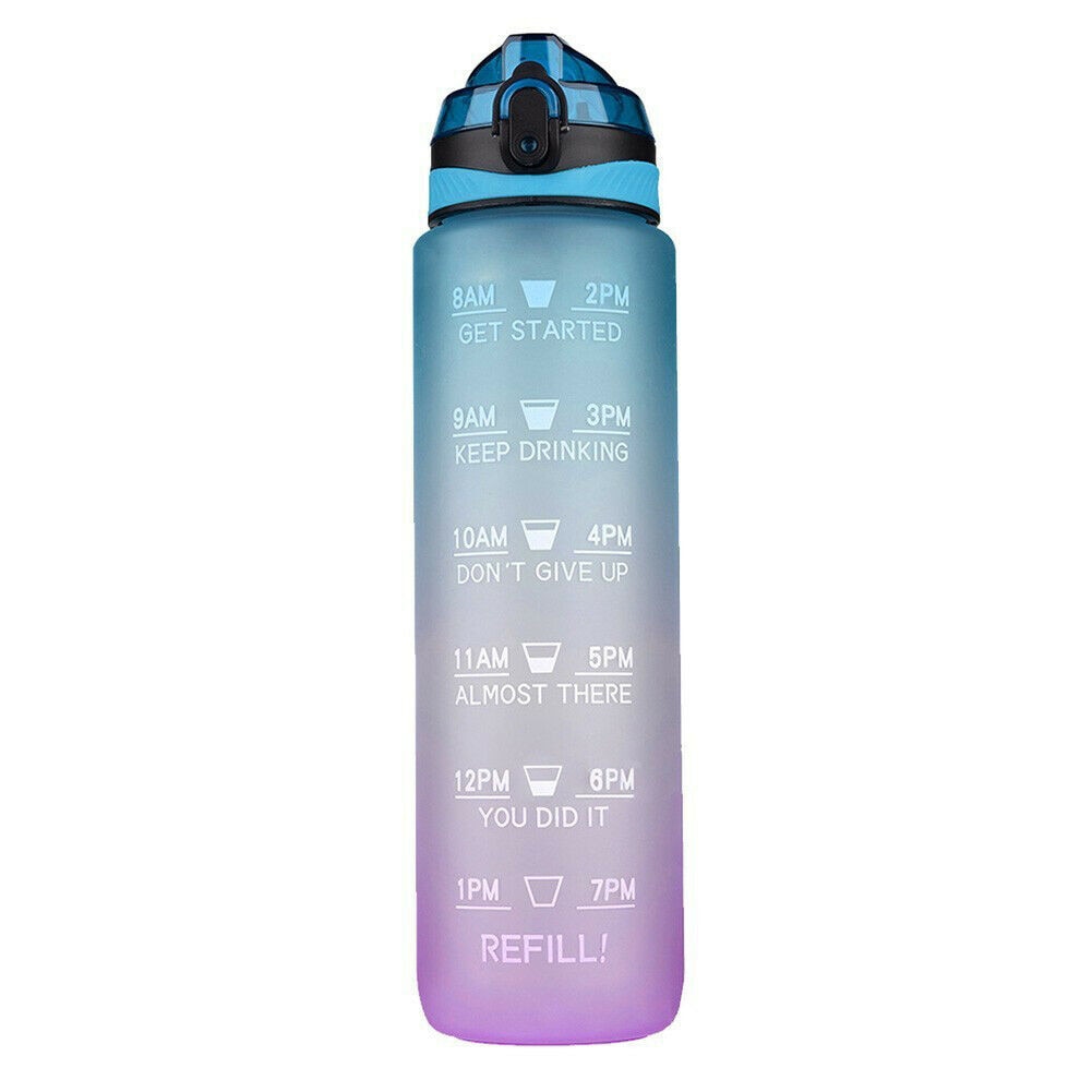 Eine Trinkflasche mit einem Farbverlauf von Blau zu Violett und aufgedruckten Zeitmarkierungen sowie motivierenden Aufforderungen zum Trinken im Laufe des Tages.