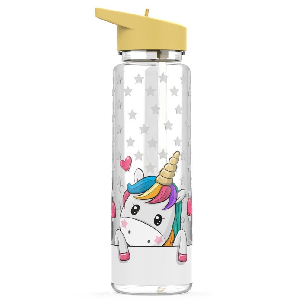 Eine transparente Kindertrinkflasche mit einem gelben Deckel und einem niedlichen Einhorn-Design, umgeben von Sternen und Herzen.