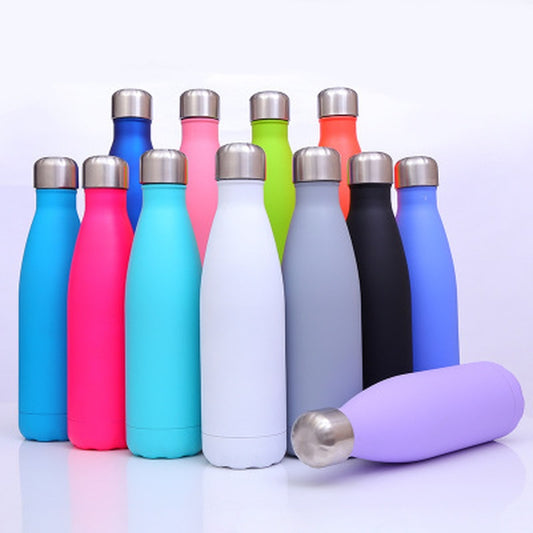 Das Bild zeigt eine Reihe von farbigen Edelstahl-Thermosflaschen in verschiedenen Farben wie Blau, Pink, Hellblau, Weiß, Grau, Schwarz und Lila. Eine Flasche liegt auf der Seite.