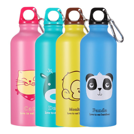 Vier bunte Trinkflaschen für Kinder mit Tiermotiven in Pastelltoenen und lustigen Spruechen zu den Essgewohnheiten der dargestellten Tiere.