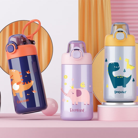 Drei bunte Kinderthermosflaschen mit verschiedenen Tiermotiven: ein Krokodil, ein Elefant und ein Dinosaurier, jeweils mit Tragegriffen und in unterschiedlichen Farben.