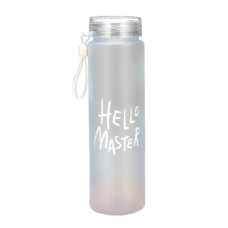 Eine Sport-Trinkflasche mit einem Farbe von grau und der Aufschrift "Hello Master".