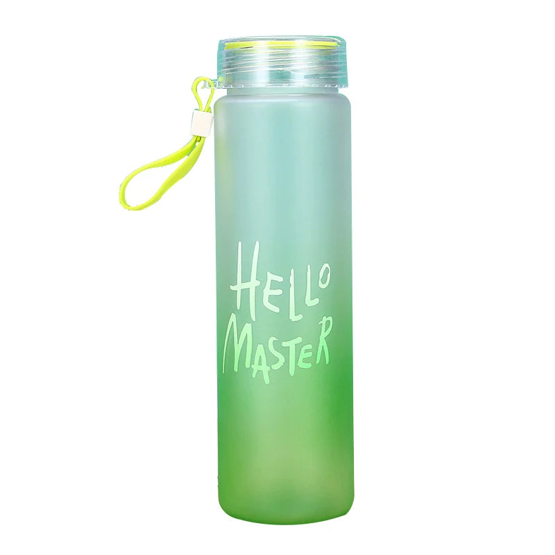 Eine Sport-Trinkflasche mit einem Farbe von gruen und der Aufschrift "Hello Master".