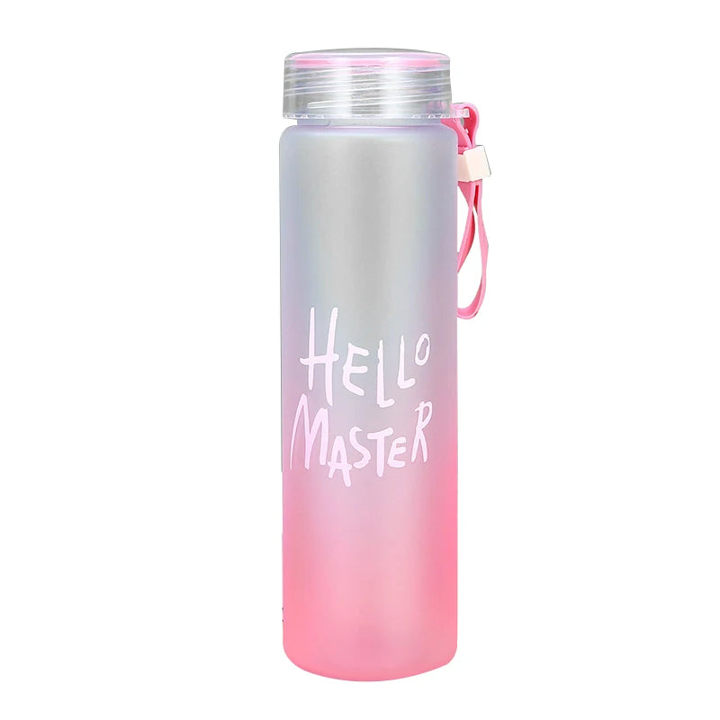 Eine Sport-Trinkflasche mit einem Farbverlauf von Grau zu Rosa und der Aufschrift "Hello Master".