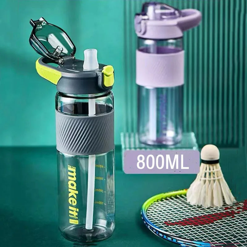 Zwei Sporttrinkflaschen neben einem Tennisschlaeger und einem Federball, mit der Angabe "800ML" auf einem tuerkisfarbenen Hintergrund.