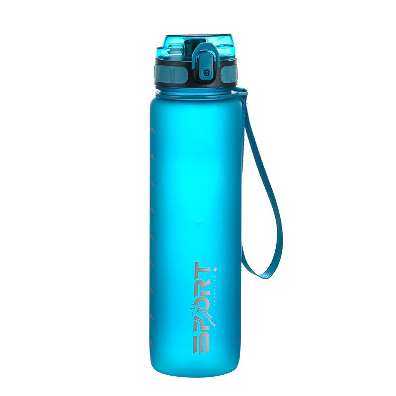 Eine leuchtend blaue Sporttrinkflasche mit 'SPORT' Logo, Deckel mit Trinkoeffnung und integriertem Tragegriff, Kapazitaet Markierungen an der Seite.