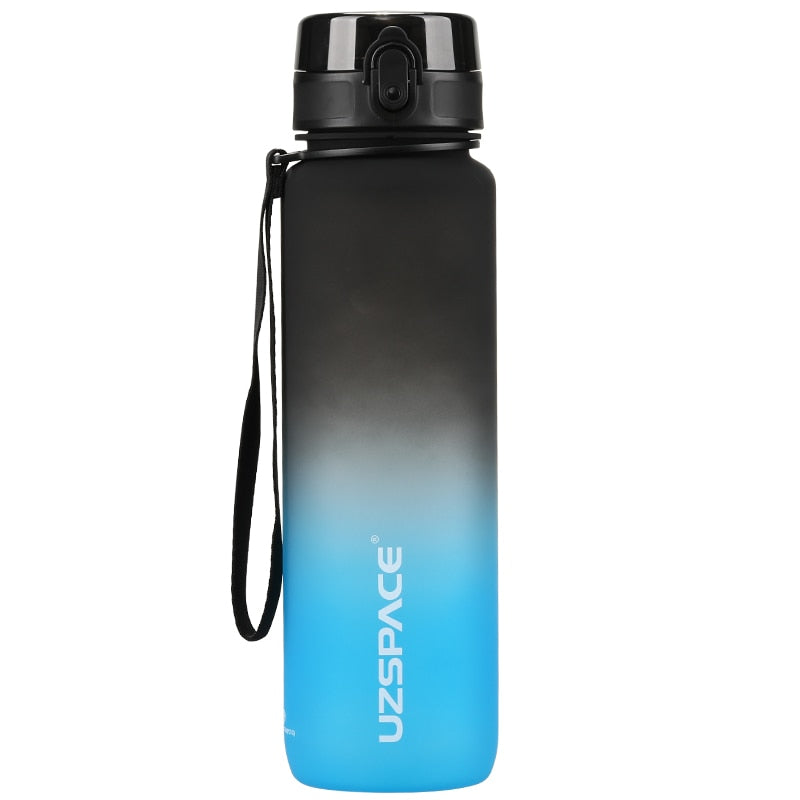 Eine Sporttrinkflasche mit einem Farbverlauf von schwarz zu blau, ausgestattet mit einem Trageband und einem Klappdeckel. Auf der Flasche ist das Markenlogo "UZSPACE" sichtbar.