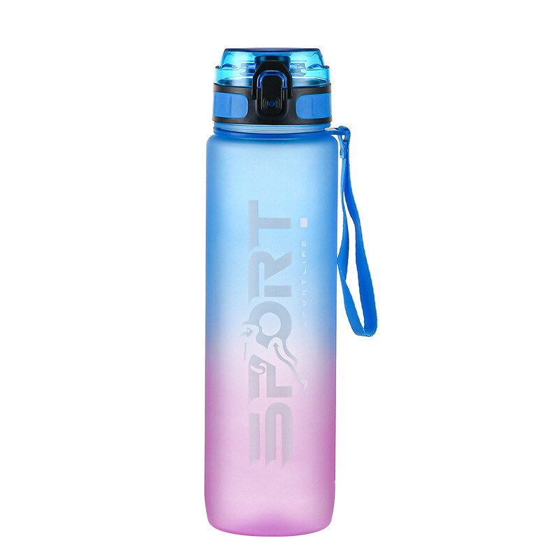 Eine leuchtend blaupinke Sporttrinkflasche mit 'SPORT' Logo, Deckel mit Trinkoeffnung und integriertem Tragegriff, Kapazitaet Markierungen an der Seite.
