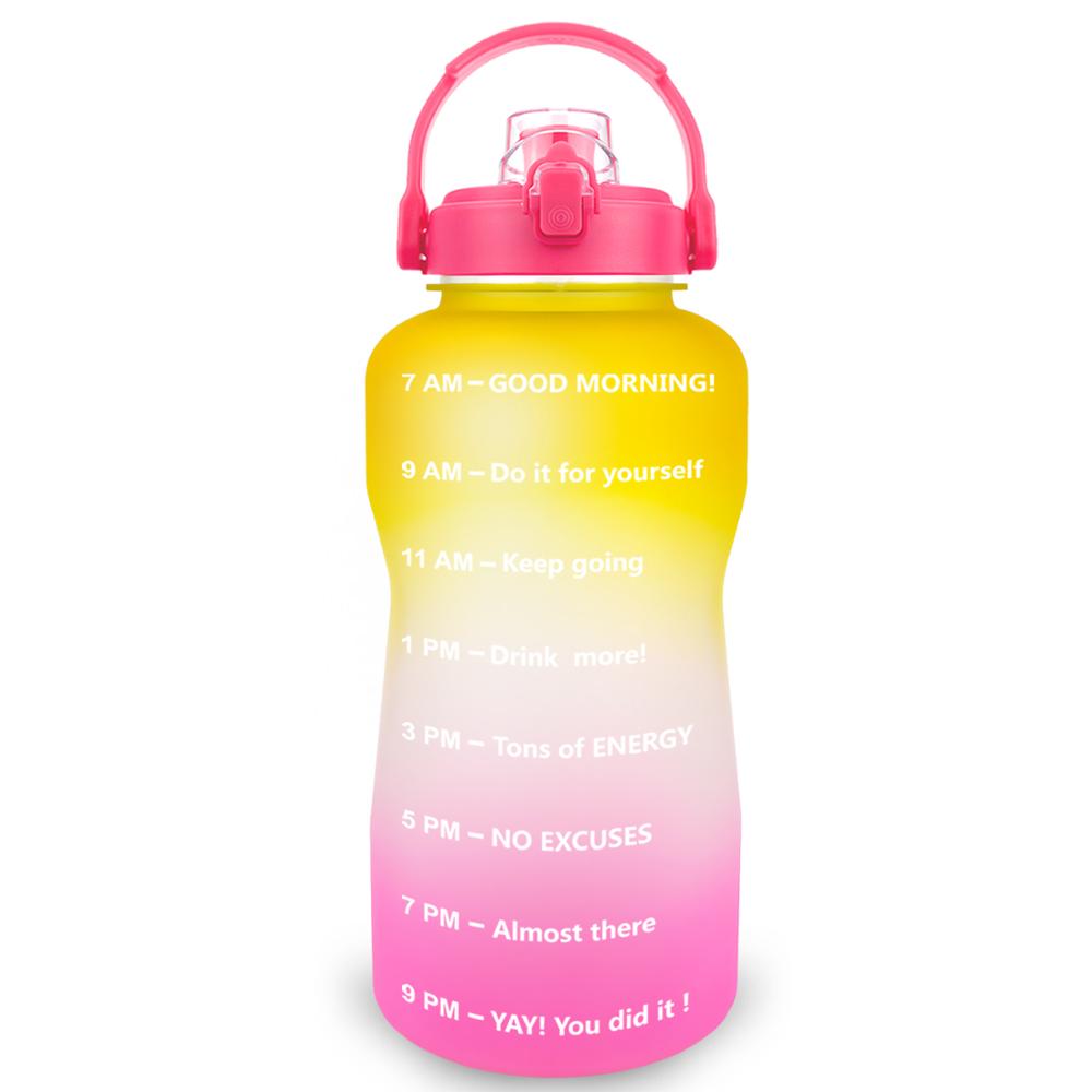 Eine Sporttrinkflasche mit einem Farbverlauf von Gelb zu Pink, beschriftet mit Zeitmarkierungen und motivierenden Nachrichten vom fruehen Morgen bis zum Abend. Sie hat einen pinkfarbenen Tragegriff und Verschluss.