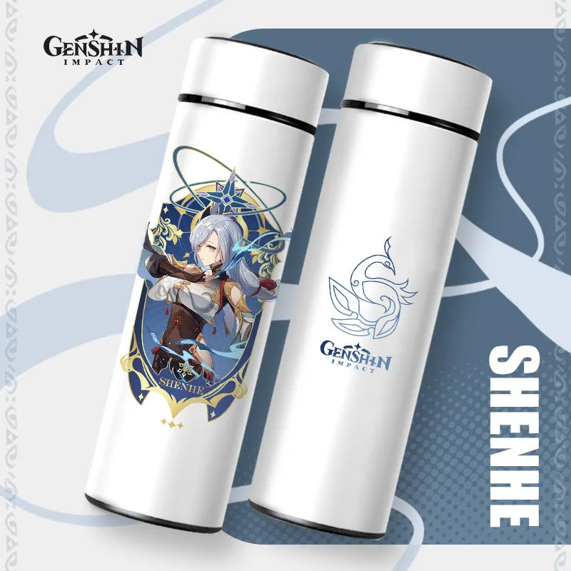 Zwei weiße Thermosflaschen mit schwarzem Deckel auf einem blauen Hintergrund mit Wellenmuster. Die linke Flasche zeigt eine Illustration eines "Genshin Impact" Charakters namens "SHENHE", die rechte ist mit dem Logo des Spiels verziert.