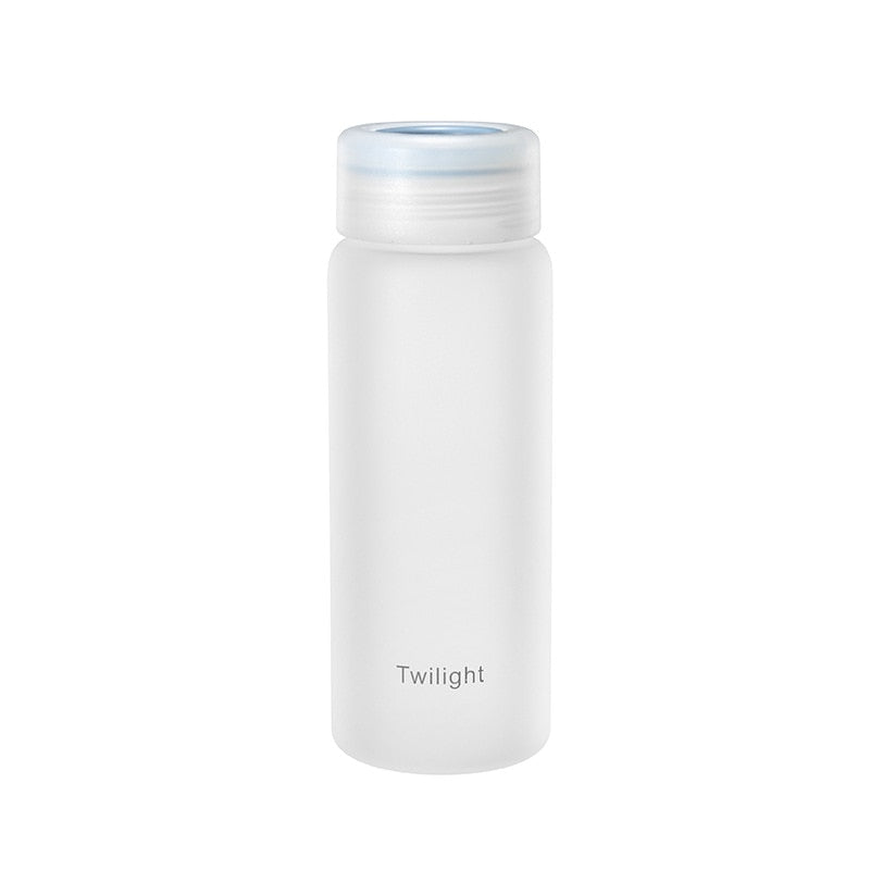 Matte, weiße Glasflasche und der Aufschrift 'Twilight' auf einem weissem Hintergrund.