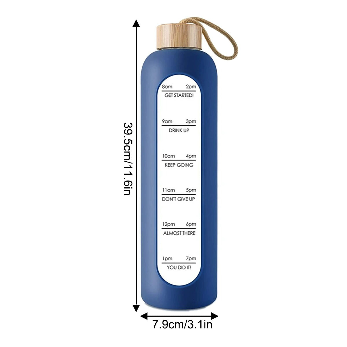 Eine hohe, schlanke, blaue Glastrinkflasche mit weisser Zeitmarkierung und Massangaben, einem Bambusdeckel und einem Jute-Trageband.