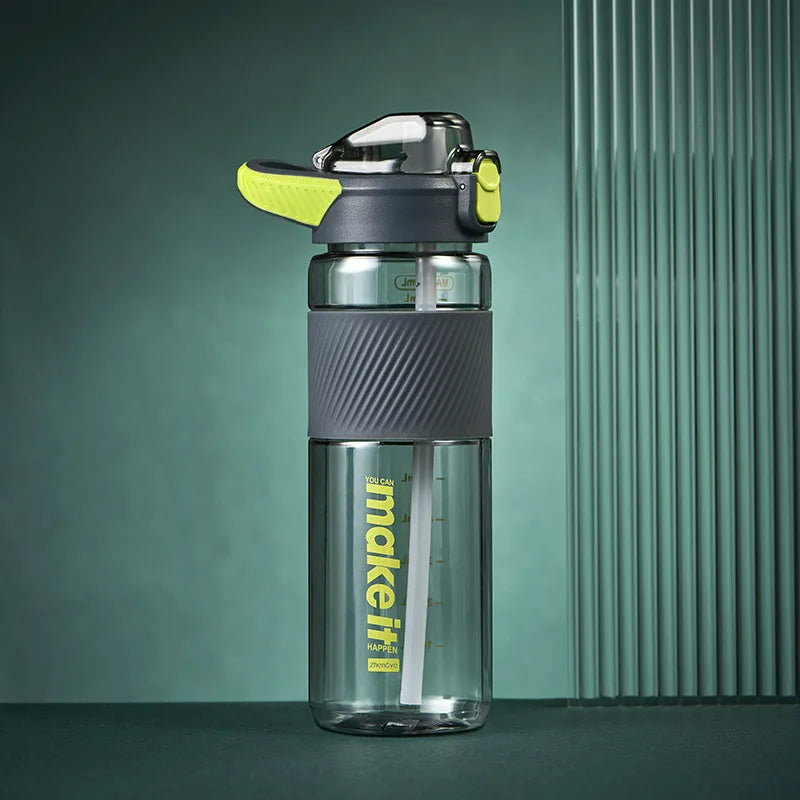 Eine graue Sporttrinkflasche vor einem tuerkisfarbenen Hintergrund mit vertikalen Streifen.