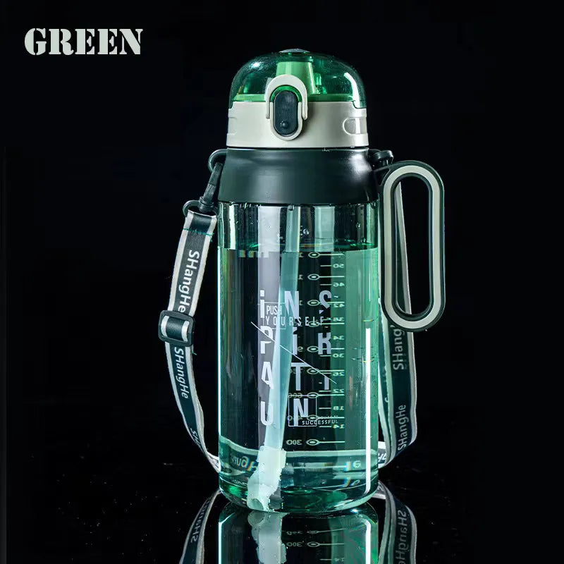 Eine durchsichtige gruene Sport-Trinkflasche mit einem gruenen Deckel und Tragegriff sowie einem eingezeichneten Strohhalm und motivierenden Markierungen.