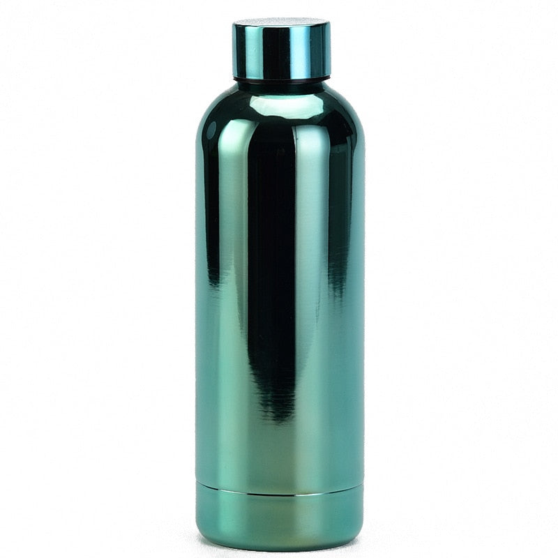 Eine gruen chrome doppelwandige Thermosflasche mit einem Deckel.