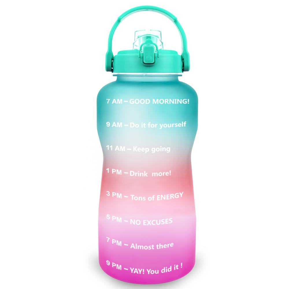 Eine Sporttrinkflasche mit einem Farbverlauf von Gruen zu Pink, beschriftet mit Zeitmarkierungen und motivierenden Nachrichten vom fruehen Morgen bis zum Abend. Sie hat einen Gruenen Tragegriff und Verschluss.
