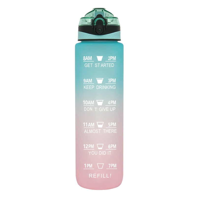 Eine Trinkflasche mit einem Farbverlauf von gruen zu pink und aufgedruckten Zeitmarkierungen sowie motivierenden Aufforderungen zum Trinken im Laufe des Tages.