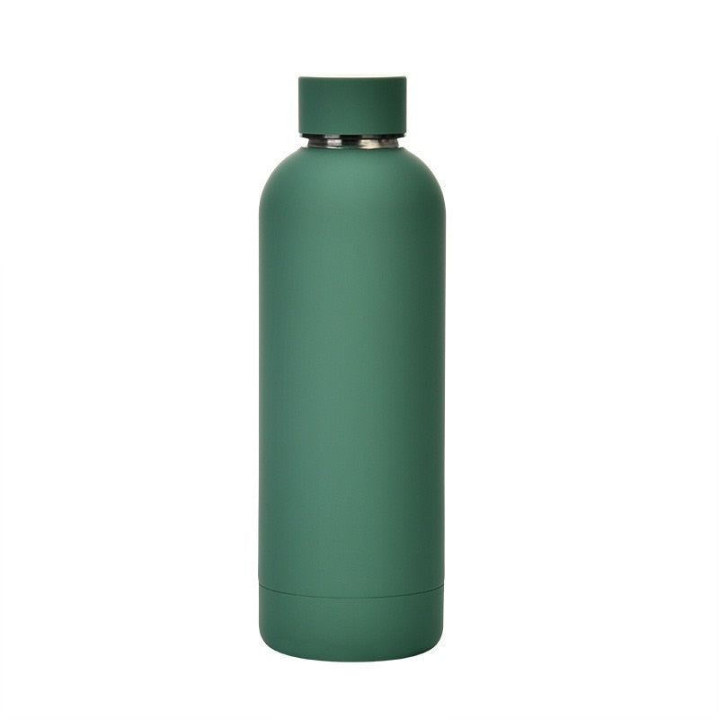 Eine gruene doppelwandige Thermosflasche mit einem Deckel.