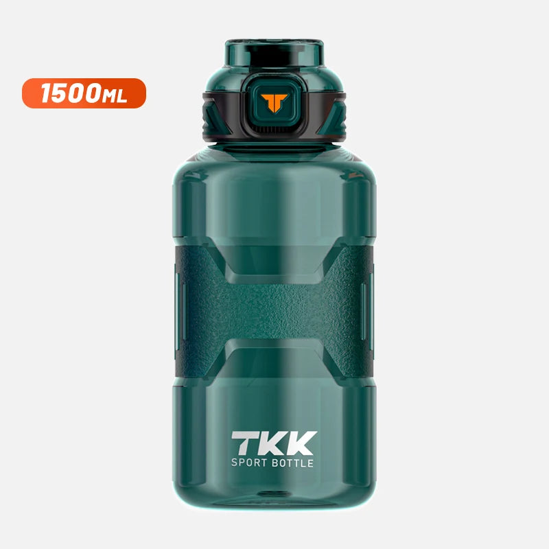 Eine gruene, transparente Sporttrinkflasche mit einem Fassungsvermoegen von 1500 ml und dem Logo "TKK".