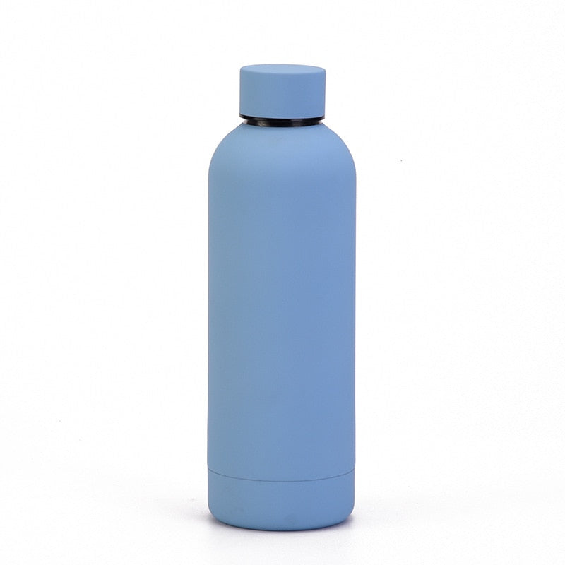 Eine hellblaue doppelwandige Thermosflasche mit einem Deckel.