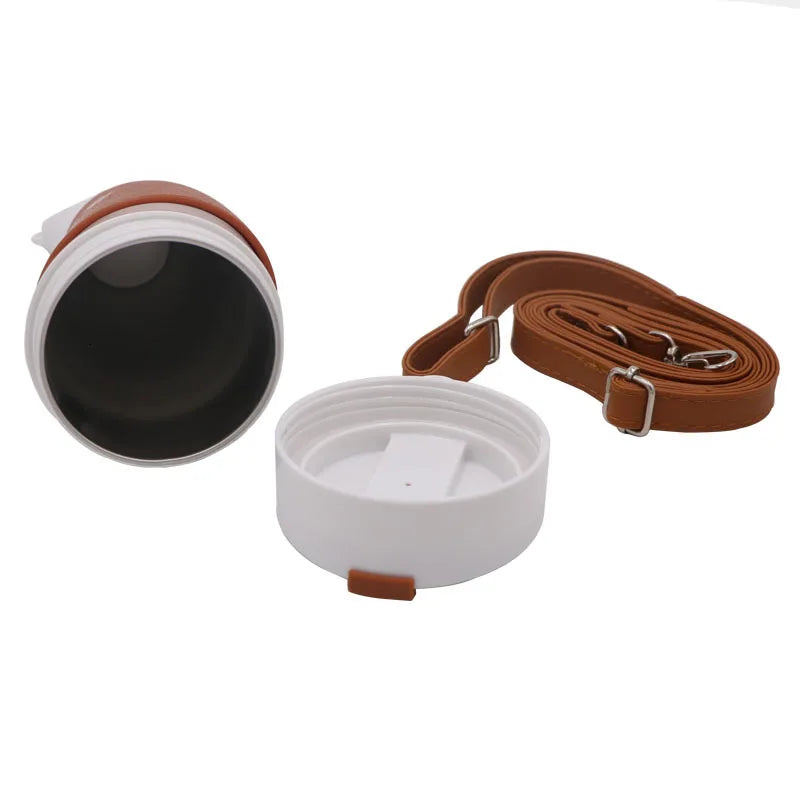 Die Einzelteile eines hornfoermigen Kaffeebechers: den Becher mit schwarzem Innenraum, den Deckel und einen braunen Lederriemen.