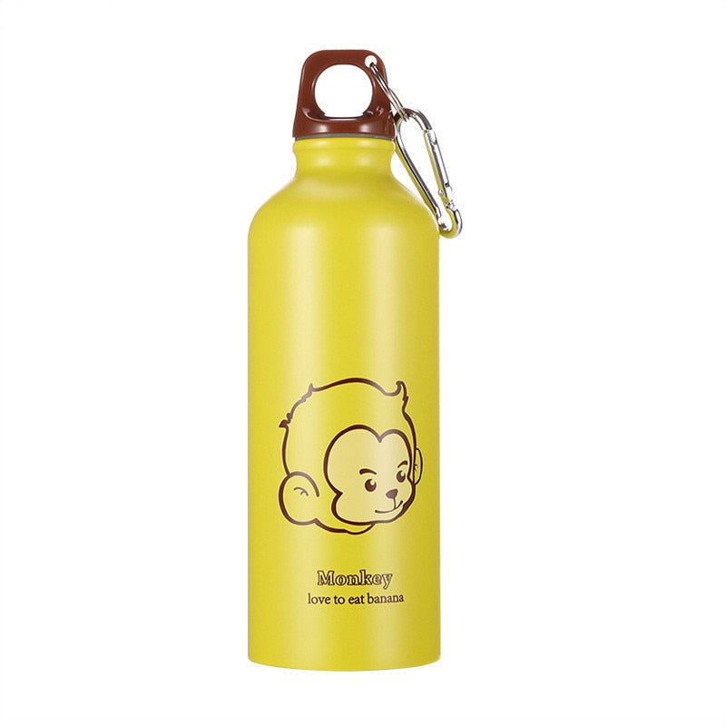 Eine gelbe Kindertrinkflasche aus Edelstahl mit einem Affenmotiv und der Aufschrift „Monkey love to eat banana“
