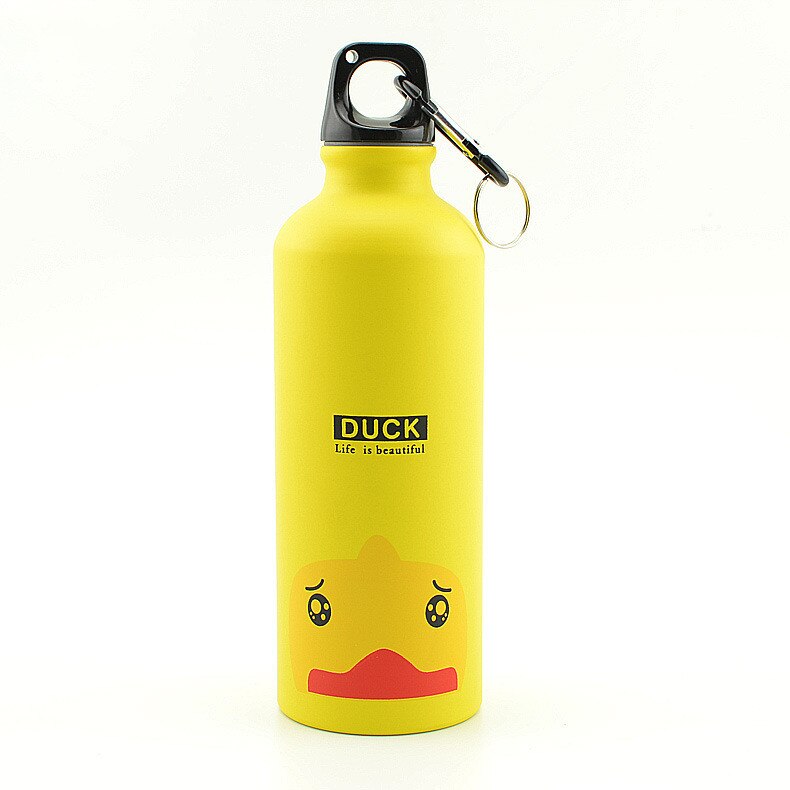 Eine gelbe Kindertrinkflasche mit einem Entenmotiv und der Aufschrift „DUCK Life is beautiful“