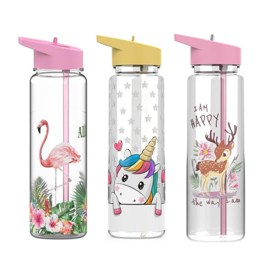 Drei Kindertrinkflaschen mit Tier- und Fantasiemotiven: Ein Flamingo, ein Einhorn und ein Reh, jeweils mit farbigen Deckeln und dekorativen Elementen.