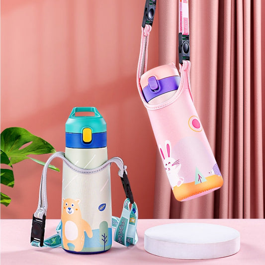 Zwei Kindertrinkflaschen mit Tiermotiven, eine mit einem Baeren und eine mit einem Hasen, jeweils mit Trageschlaufen. Sie stehen vor einem rosa Hintergrund.
