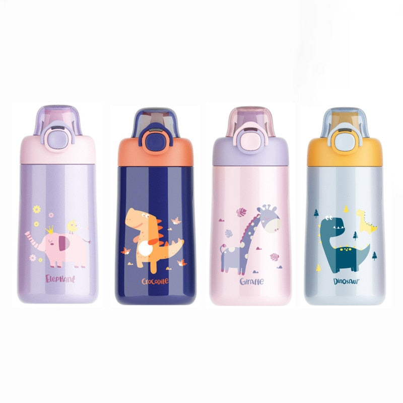 Vier Kinderthermosflaschen in verschiedenen Farben, jeweils mit einem anderen Tiermotiv: Elefant, Krokodil, Giraffe und Dinosaurier. Jede Flasche hat einen passenden farbigen Deckel mit Trinkoeffnung und Tragegriff.