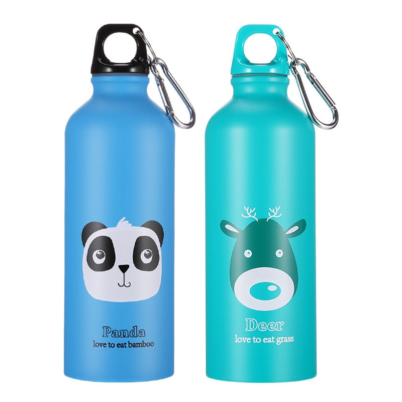 Zwei Trinkflaschen fuer Kinder, eine blau mit einem Panda, die andere tuerkis mit einem Hirsch. Beide haben Karabiner am Deckel.