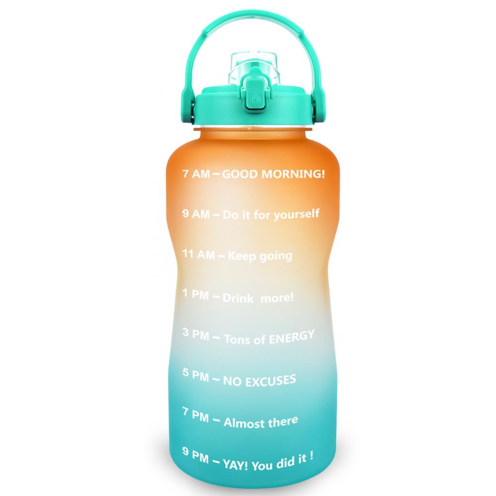 Eine Sporttrinkflasche mit einem Farbverlauf von Orange zu Gruen, beschriftet mit Zeitmarkierungen und motivierenden Nachrichten vom fruehen Morgen bis zum Abend. Sie hat einen gruenen Tragegriff und Verschluss.