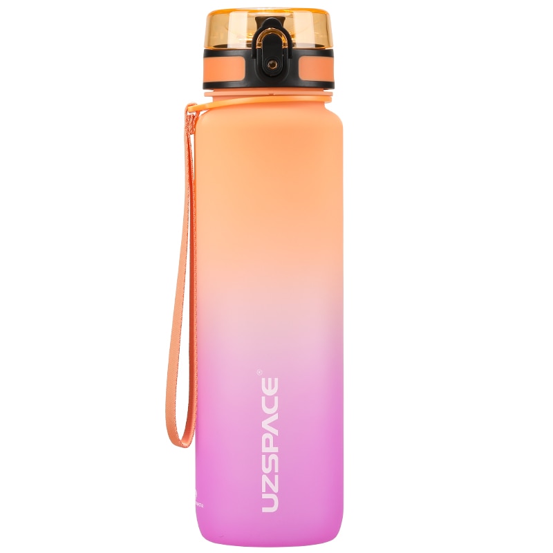 Eine Sporttrinkflasche mit einem Farbverlauf von orange zu pink, ausgestattet mit einem Trageband und einem Klappdeckel. Auf der Flasche ist das Markenlogo "UZSPACE" sichtbar.