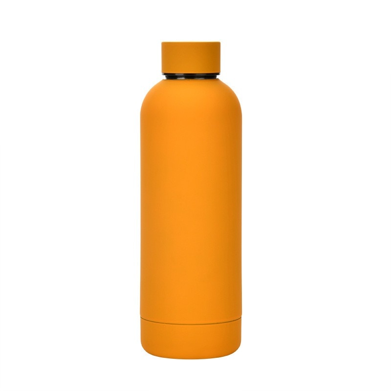Eine orange doppelwandige Thermosflasche mit einem Deckel.