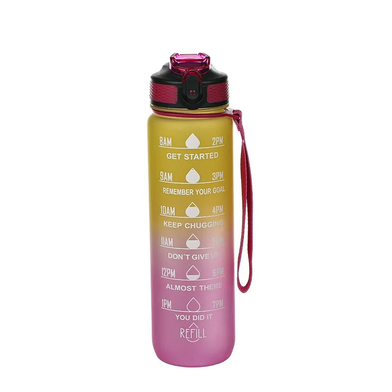 Eine Trinkflasche mit einem Farbverlauf von gelb zu pink und aufgedruckten Zeitmarkierungen sowie motivierenden Aufforderungen zum Trinken im Laufe des Tages.